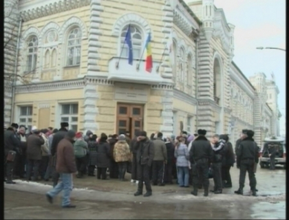 De pe trotuar in fata Primariei! Vanzatorii ambulanti au vorbit cu Chirtoaca. Cum s-a incheiat totul De pe trotuar in fata Primariei! Vanzatorii ambulanti au vorbit cu Chirtoaca. Cum s-a incheiat totul