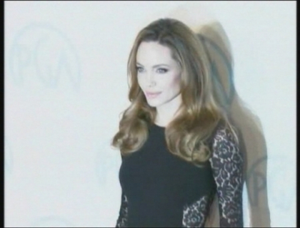 Actrita Angelina Jolie face furori din nou! Premiata pe covorul rosu pentru debutul sau regizorial Actrita Angelina Jolie face furori din nou! Premiata pe covorul rosu pentru debutul sau regizorial