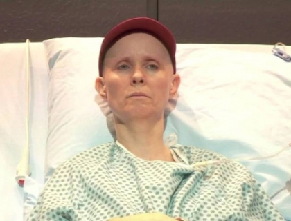 Miranda din "Sex and the city", aparitie socanta! Bolnava de cancer, cheala, pe patul de spital Miranda din "Sex and the city", aparitie socanta! Bolnava de cancer, cheala, pe patul de spital