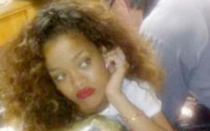 "Fata asta si-a pierdut mintile". O pozitie in care nu a mai fost surprinsa Rihanna pana acum "Fata asta si-a pierdut mintile". O pozitie in care nu a mai fost surprinsa Rihanna pana acum