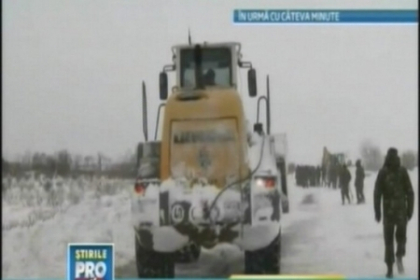 Romania sub zapada! Traficul rutier, paralizat! Un barbat a murit inghetat in propria masina