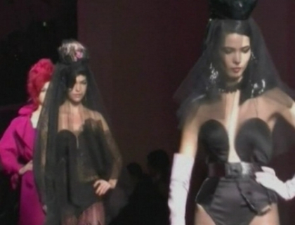 Colectie haute couture dedicata regretatei Amy Winehouse. Un designer renumit i-a adus un omagiu artistei Colectie haute couture dedicata regretatei Amy Winehouse. Un designer renumit i-a adus un omagiu artistei