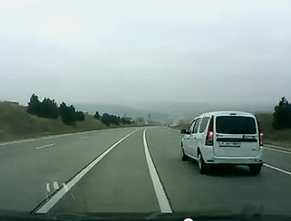 La intrecere cu moartea! Filmat in timp ce goneste cu 220 km/h pe o sosea din Moldova