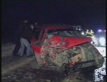Grav accident la Truseni! Un mort si doi raniti dupa ce un microbuz de ruta a lovit frontal un Opel