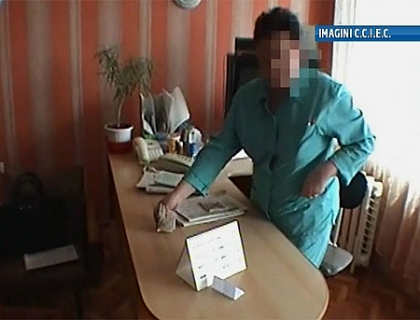 4000 de lei pentru o operatie! Medic ginecolog retinut dupa ce a luat bani de la o pacienta 4000 de lei pentru o operatie! Medic ginecolog retinut dupa ce a luat bani de la o pacienta