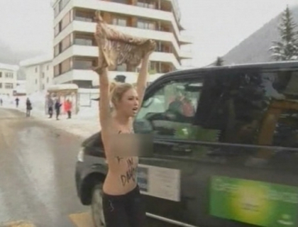 Cu sanii goi pe ger in semn de protest. Activistele de la Femen au scandat la "petrecerea gangsterilor" Cu sanii goi pe ger in semn de protest. Activistele de la Femen au scandat la "petrecerea gangsterilor"