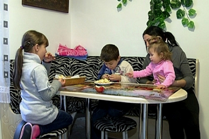 E bine acasa! Familia Rotaru din Cricova s-a mutat la casa noua. Cum arata apartamentul daruit de primar