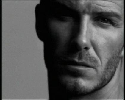 David Beckham, imperial! Si-a etalat muschii si tatuajele, promovand propria colectie de lenjerie