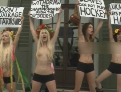 Au jucat hochei... topless! Activistele de la Femen au protestat din nou Au jucat hochei... topless! Activistele de la Femen au protestat din nou