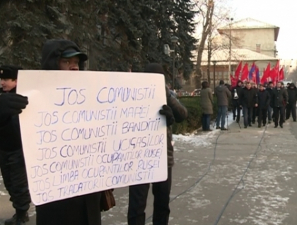 Protest si ANTIprotest la Procuratura. Comunistii: Jos Alianta! John Onoje: Jos comunistii! Protest si ANTIprotest la Procuratura. Comunistii: Jos Alianta! John Onoje: Jos comunistii!