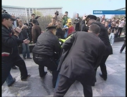 Nu a facut nimic ca tinerii retinuti in piata sa nu fie torturati! Inca un politist condamnat in dosarul 7 aprilie Nu a facut nimic ca tinerii retinuti in piata sa nu fie torturati! Inca un politist condamnat in dosarul 7 aprilie