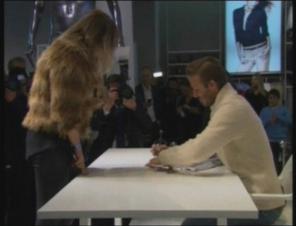 Lenjeria promovata de David Beckham, scoasa in vanzare! Mii de oameni au facut cozi ca la paine calda