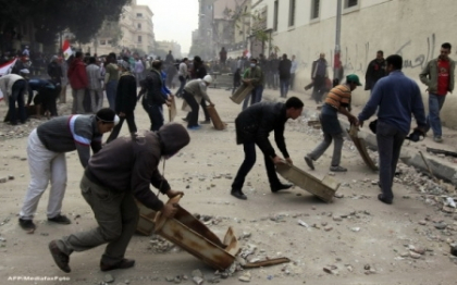 Egiptul este din nou in haos. Doi oameni au murit, iar 1400 sunt raniti, in urma protestelor Egiptul este din nou in haos. Doi oameni au murit, iar 1400 sunt raniti, in urma protestelor