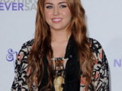 Miley Cyrus s-a facut fata rea - apare in scene de sex