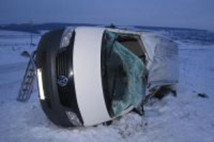 Grav accident la Soldanesti! Un barbat a murit dupa ce microbuzul in care se afla s-a rasturnat! Grav accident la Soldanesti! Un barbat a murit dupa ce microbuzul in care se afla s-a rasturnat!