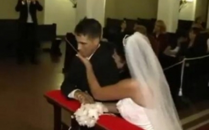 Asta chiar e o nunta ratata. Ce a patit acest mire chiar in timpul slujbei. VIDEO Asta chiar e o nunta ratata. Ce a patit acest mire chiar in timpul slujbei. VIDEO