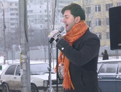 Serenade sub balconul iubitei la -4 grade Celsius! Cum isi filmeaza Adrian Ursu noul videoclip Serenade sub balconul iubitei la -4 grade Celsius! Cum isi filmeaza Adrian Ursu noul videoclip