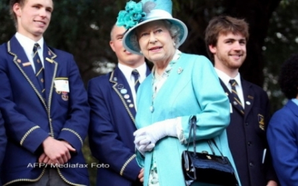 Cea mai mare curiozitate a englezilor a fost satisfacuta. Ce are regina in poseta