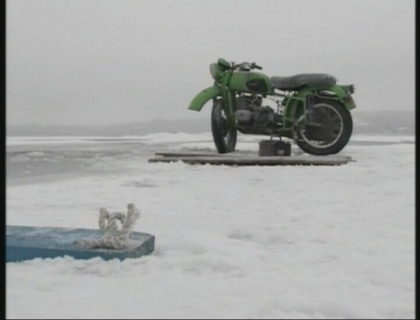 A crezut ca va trece lacul pe... motocicleta. Un tanar era cat pe ce sa ajunga sub apa glaciala A crezut ca va trece lacul pe... motocicleta. Un tanar era cat pe ce sa ajunga sub apa glaciala