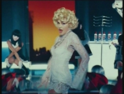 Madonna a la Marilyn Monroe danseaza lasciv pe masa. Vezi cu cine canta diva in noul sau videoclip