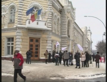 Au aruncat cu bulgari de zapada in liderii aliantei! Flash-mob inedit in fata Primariei