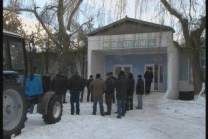 Scandal la o scoala din Opaci, Causeni! Parintii au iesit la protest! "Directorul sa-si dea demisia!" Scandal la o scoala din Opaci, Causeni! Parintii au iesit la protest! "Directorul sa-si dea demisia!"