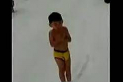 Si-au obligat copilul de 4 ani sa alerge in pielea goala prin zapada. VIDEO CUTREMURATOR