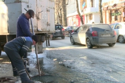 Rau pe strada Vasile Alecsandri din capitala! Apa a curs in siroaie timp de 3 zile Rau pe strada Vasile Alecsandri din capitala! Apa a curs in siroaie timp de 3 zile