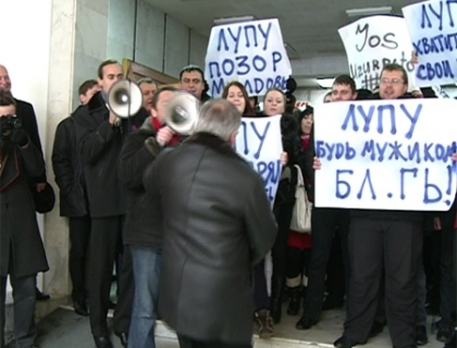 Deputatii din Alianta, intampinati cu alai la sedinta comisiilor parlamentare! PCRM: "Jos Alianta!"