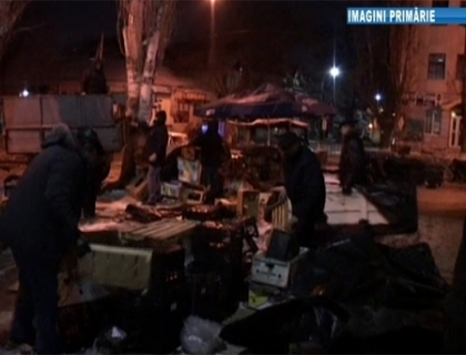 Descindere in forta la Piata Centrala! Primaria a evacuat tarabele de pe trotuare! Reactia comerciantilor Descindere in forta la Piata Centrala! Primaria a evacuat tarabele de pe trotuare! Reactia comerciantilor