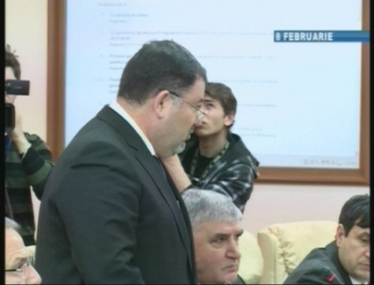 "Cat de bine au fost curatate drumurile!". O masina a Ministerului Transporturilor, blocata intr-un sant!