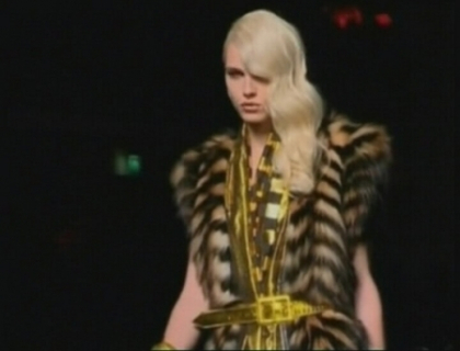 Andrej Pejic sfideaza din nou! A pozat in costum de baie pentru femei! Cum e sa fii model androgin?