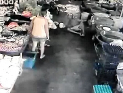 Cum reactioneaza o bruneta draguta dupa ce un mitocan vine si-i pune mana pe fund: VIDEO Cum reactioneaza o bruneta draguta dupa ce un mitocan vine si-i pune mana pe fund: VIDEO