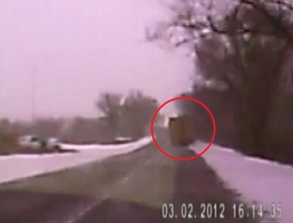 Accident filmat! Un TIR derapeaza si se rastoarna pe o sosea in apropiere de Balti! VIDEO