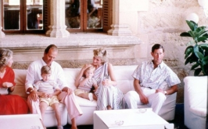 Scandal amoros iesit la suprafata dupa 3 decenii.Secretul din spatele acestei poze cu Printesa Diana Scandal amoros iesit la suprafata dupa 3 decenii.Secretul din spatele acestei poze cu Printesa Diana
