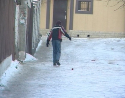 Strazile Chisinaului s-au transformat in patinoare! Soferii fac slalom pe gheata. Peste 30 de oameni cu fracturi