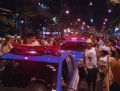 In lipsa politistilor, brazilienii s-au distrat cat au putut la sarbatoare dinaintea carnavalului de samba In lipsa politistilor, brazilienii s-au distrat cat au putut la sarbatoare dinaintea carnavalului de samba
