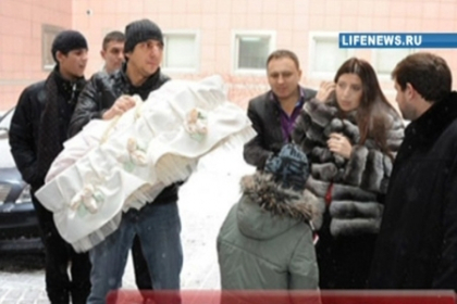 Milionarul moldovean Ilan Sor si-a luat fetita acasa! Vezi primele imagini cu Jasmin externata