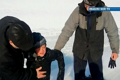 Erou, la 9 ani! A cazut sub gheata incercand sa salveze un caine din raul Nistru Erou, la 9 ani! A cazut sub gheata incercand sa salveze un caine din raul Nistru