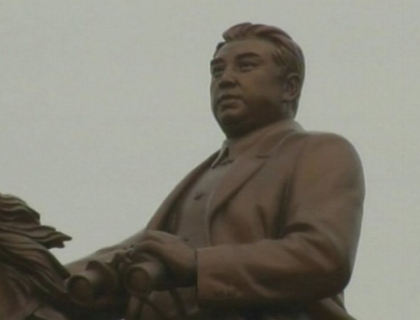 Nord-coreenii isi idolatrizeaza liderii! Doua monumente din bronz in cinstea lui Kim Jong-il si a tatalui sau