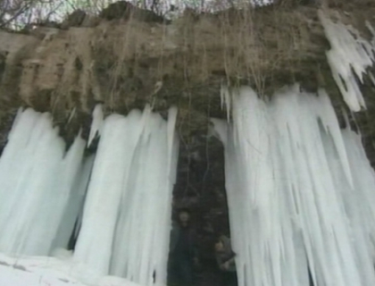 Privelistea de-a dreptul uluitoare! O cascada din China a inghetat Privelistea de-a dreptul uluitoare! O cascada din China a inghetat