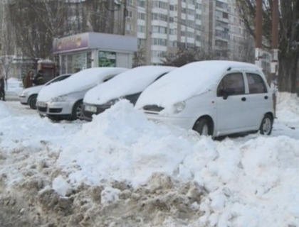 Turturi uriasi si zeci de masini inzapezite pe strazi! Primarul, la curatat zapada: Chisinauienii sunt lenesi! Turturi uriasi si zeci de masini inzapezite pe strazi! Primarul, la curatat zapada: Chisinauienii sunt lenesi!