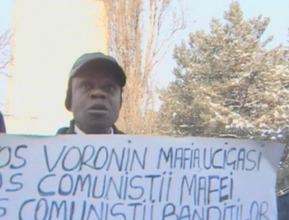 John Onoje, la protest in fata Parlamentului! S-a certat cu o batrana care l-a trimis in Africa!