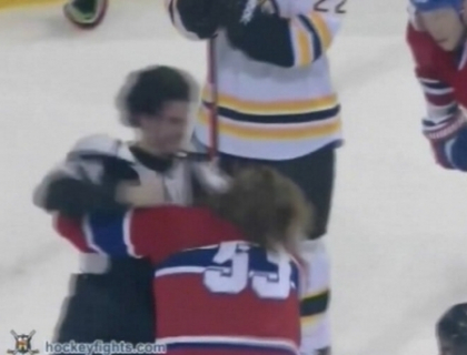 Zi cu violente in NHL! In doua meciuri jucatorii s-au luat la pumni! Zi cu violente in NHL! In doua meciuri jucatorii s-au luat la pumni!