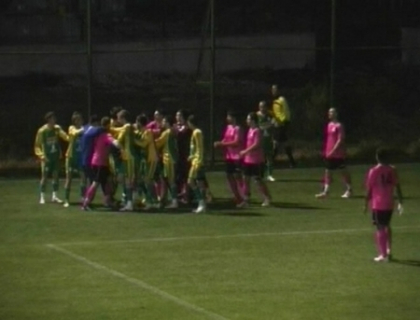 K-1 sau fotbal? Schimb de pumni intre jucatorii lui FC Costuleni si romanii din Mioveni! Meciul, intrerupt! K-1 sau fotbal? Schimb de pumni intre jucatorii lui FC Costuleni si romanii din Mioveni! Meciul, intrerupt!