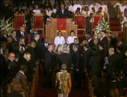 "N-au avut voie nici sa priveasca pe geam". Detalii noi de la funeraliile lui Whitney Houston "N-au avut voie nici sa priveasca pe geam". Detalii noi de la funeraliile lui Whitney Houston