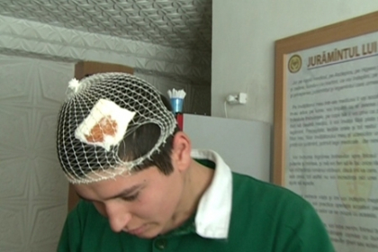 Soldat batut cu scaunul in cap de un camarad pentru ca nu a spalat WC-ul! Soldat batut cu scaunul in cap de un camarad pentru ca nu a spalat WC-ul!