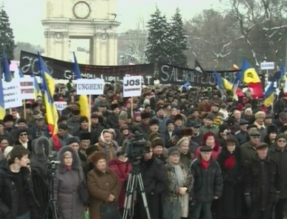 Spirite incinse in piata. La protestul organizat de Iurie Rosca manifestantii s-au luat la cearta