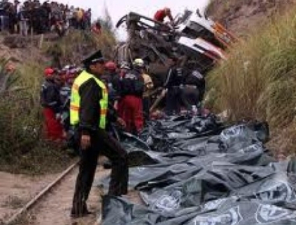 29 de morti si 30 de raniti, dupa ce un autobuz s-a rasturnat intr-o prapastie, in Ecuador 29 de morti si 30 de raniti, dupa ce un autobuz s-a rasturnat intr-o prapastie, in Ecuador