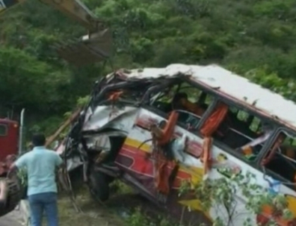 Accident greu de imaginat in Ecuador. Un autobuz plin cu pasageri a cazut intr-o prapastie! Accident greu de imaginat in Ecuador. Un autobuz plin cu pasageri a cazut intr-o prapastie!